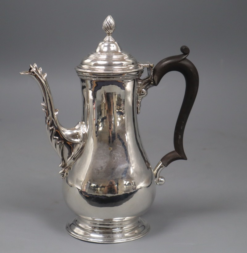 A George V 18th century style silver coffee pot, William Comyns & Sons, London, 1913, 21.8cm, gross 16.5 oz.